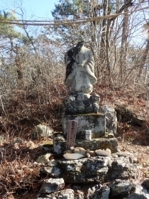 P1192675 大前山 首なし石像s.JPG
